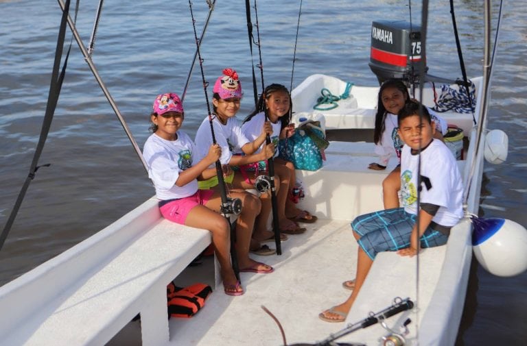 Fomentan pesca deportiva entre niños y jóvenes de Puerto Morelos