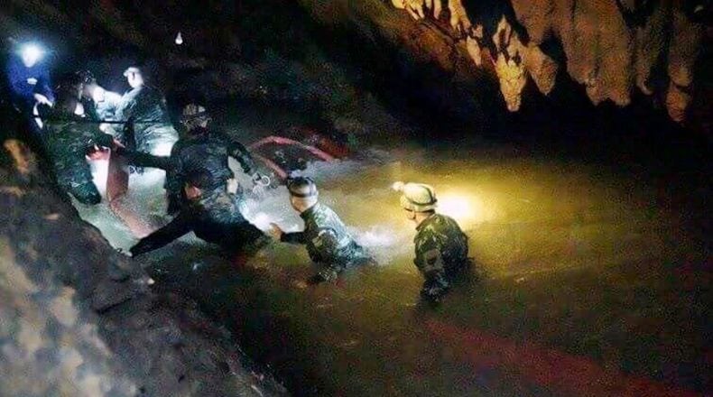 Muere buzo que intentaba rescatar a los doce niños de la cueva de Tailandia