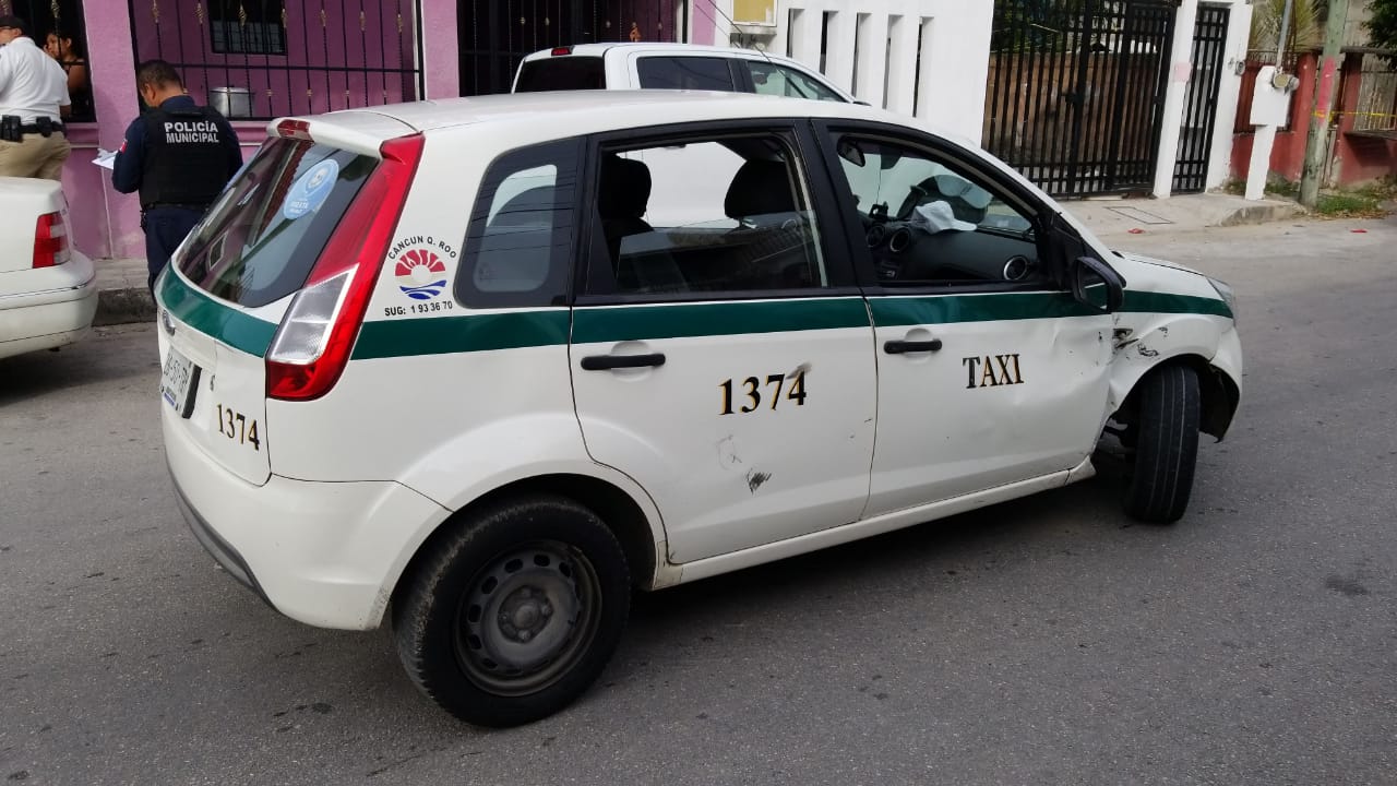 Chocan taxista y motociclista; muere uno