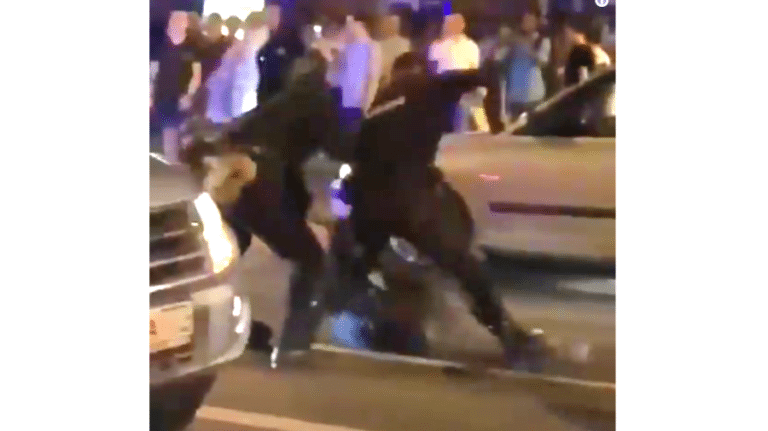 Fanático celebra brincando sobre una patrulla y lo bajan a macanazos