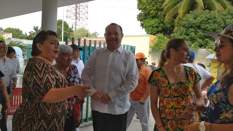 Puntuales, asisten varios candidatos a emitir su voto