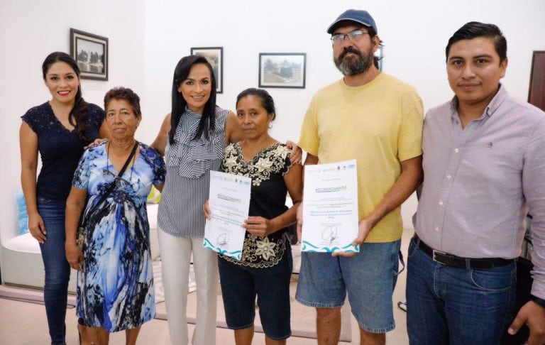 Laura Fernández comprometida con los artesanos de Puerto Morelos