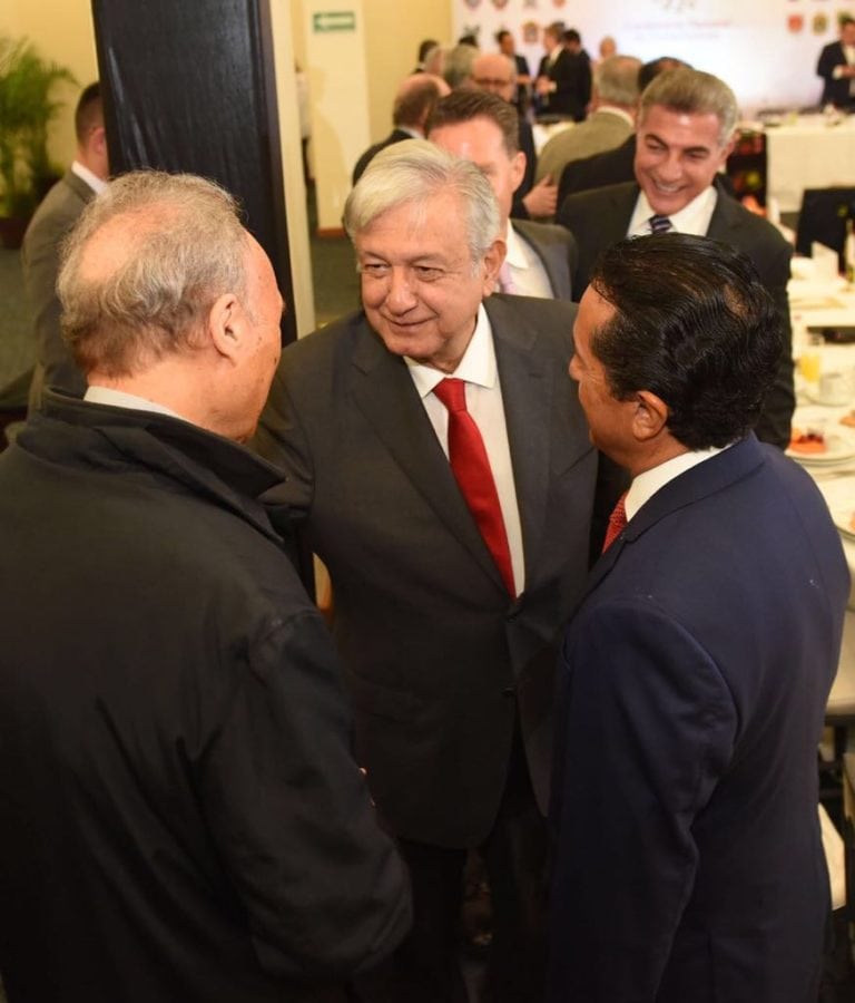 Carlos Joaquín se reúne con AMLO para establecer proyectos para de Q. Roo