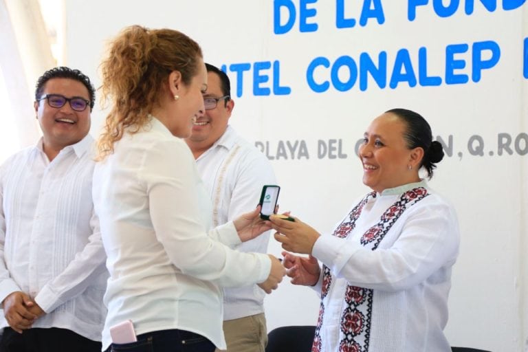 Reconoce CONALEP a Cristina Torres por  apoyo al fortalecimiento académico