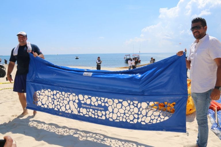 Exitoso funcionamiento de la barrera de contención de sargazo en Playa del Carmen
