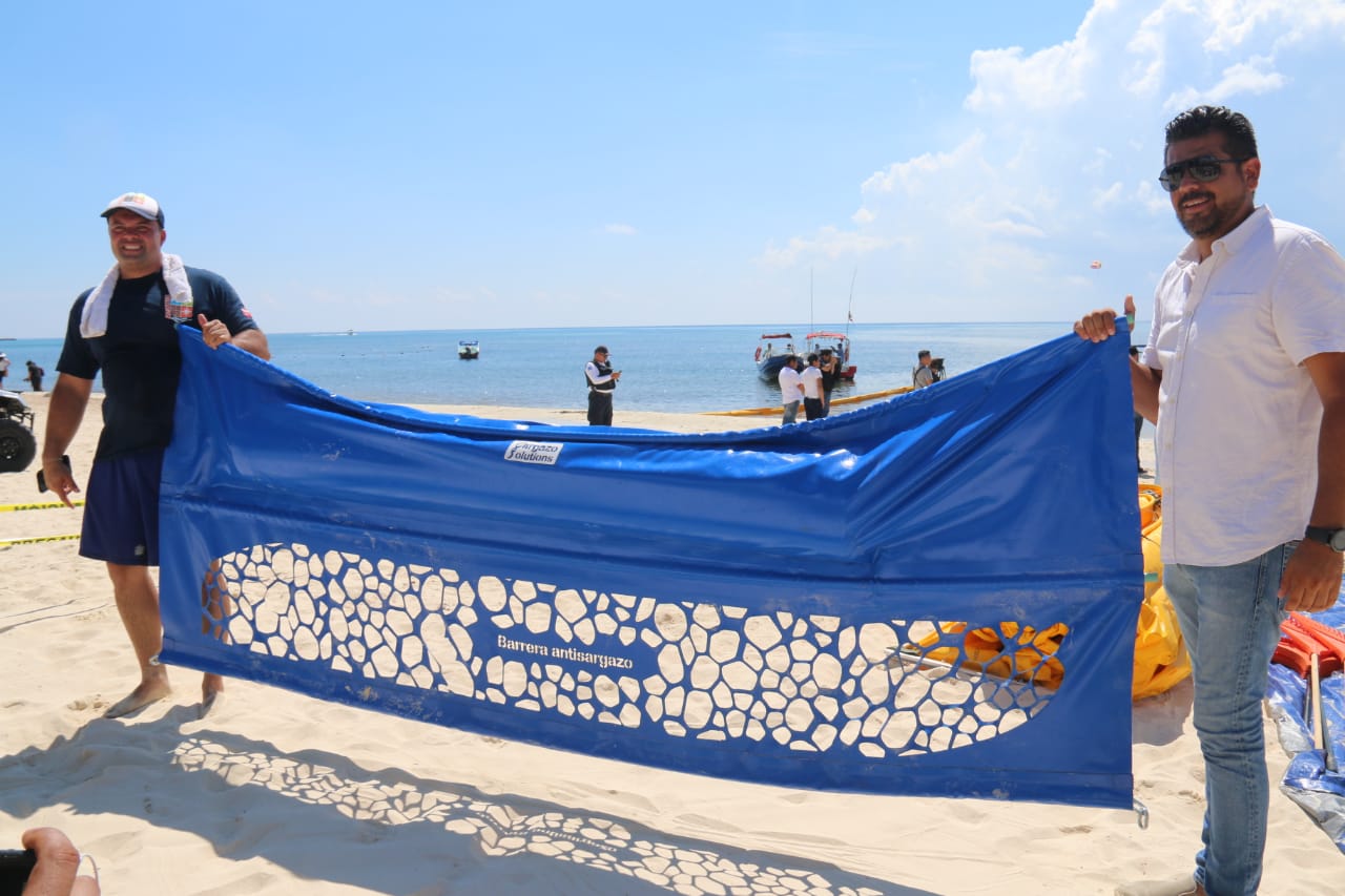 Exitoso funcionamiento de la barrera de contención de sargazo en Playa del Carmen