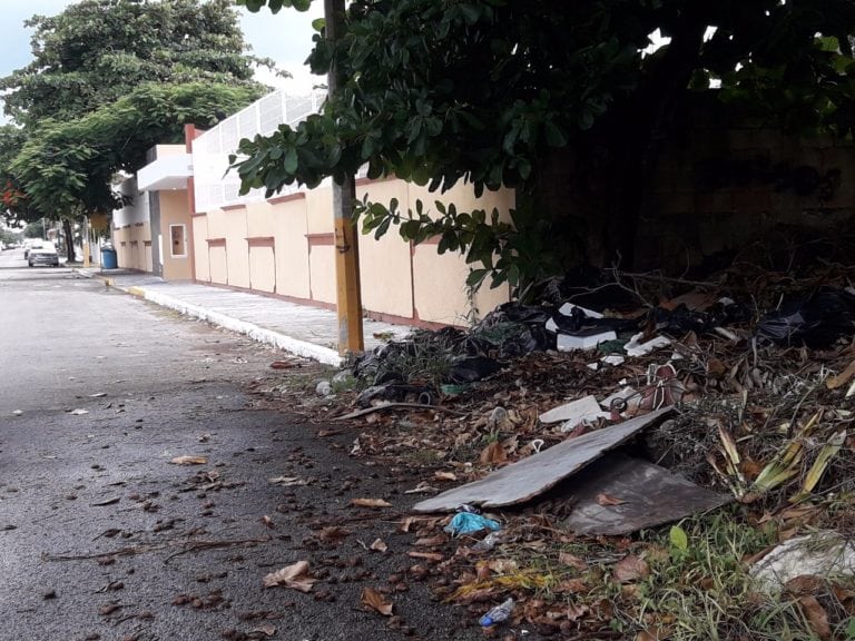 Alumnos evitan el almuerzo por cúmulo de basura afuera de su escuela