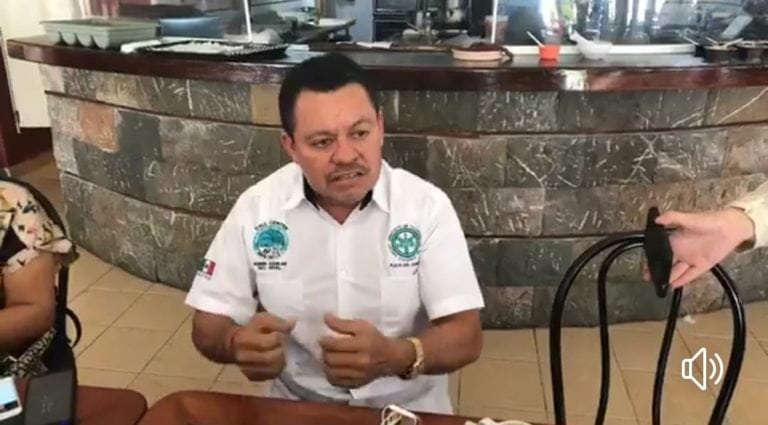 Intenta líder taxista deslindar al gremio de quemar un mototaxi