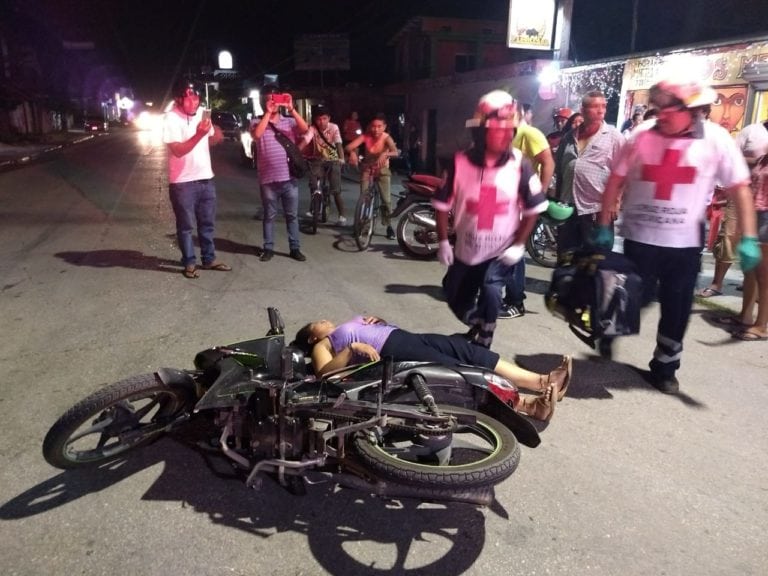 Golpes menores sufre mujer en accidente