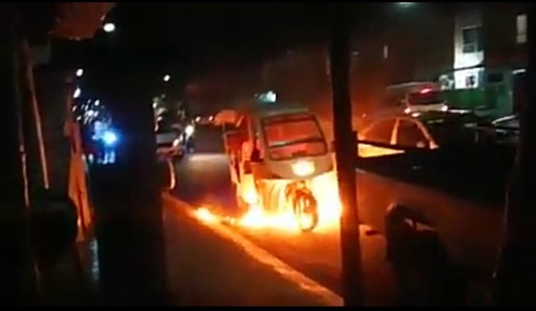 Captan el momento en que taxistas incendian mototaxi en Villas del Sol