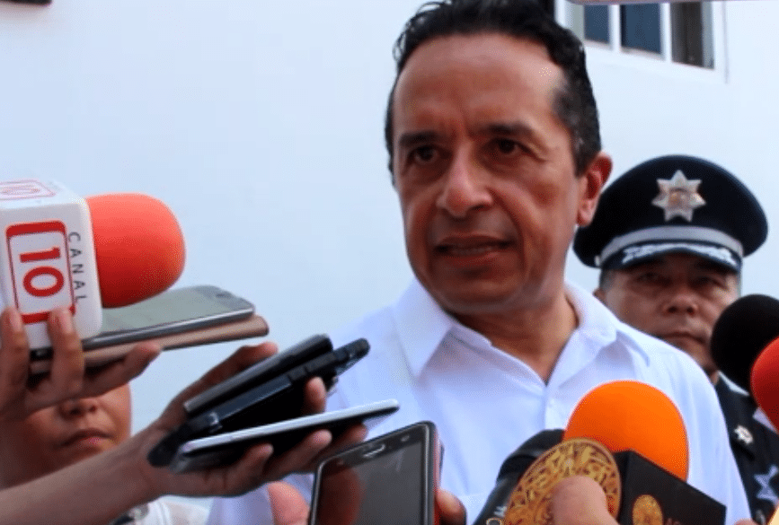 Informa el gobernador Carlos Joaquín cómo van proyectos contra el sargazo