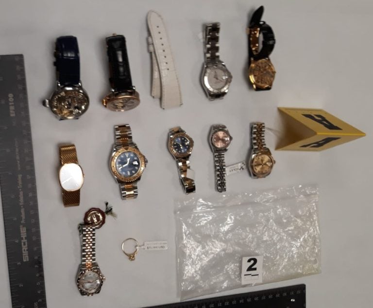 Aseguran a mujer italiana con presunta droga y joyas