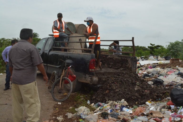 Arrojaban desechos de alcantarilla en la carretera de José María Morelos