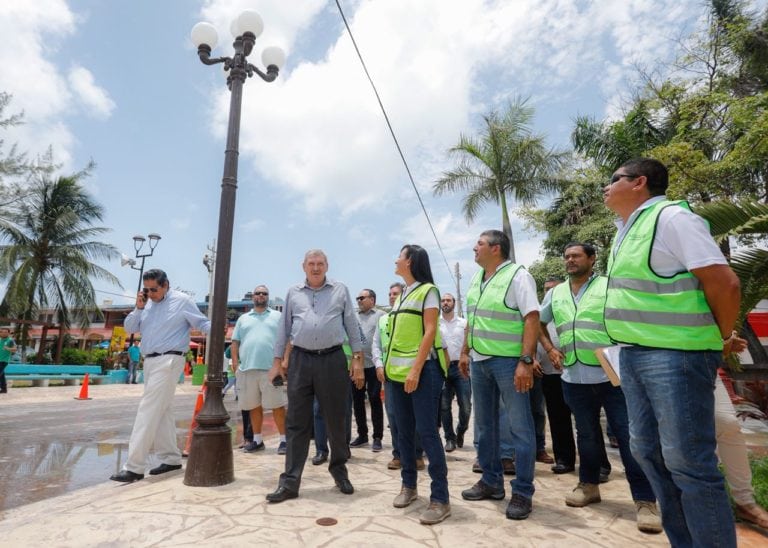Avanza instalación de nuevas luminarias en Puerto Morelos