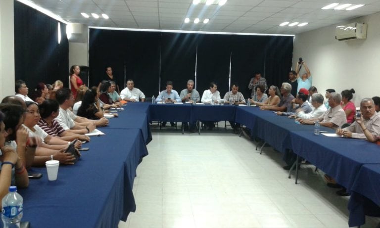 Difieren autoridades de turismo y empresarios sobre el sargazo