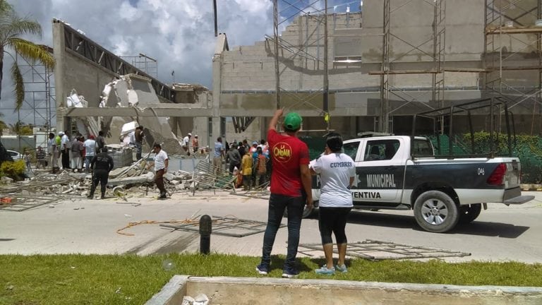 Se eleva a dos el saldo de víctimas por desplome de obra en Puerto Morelos