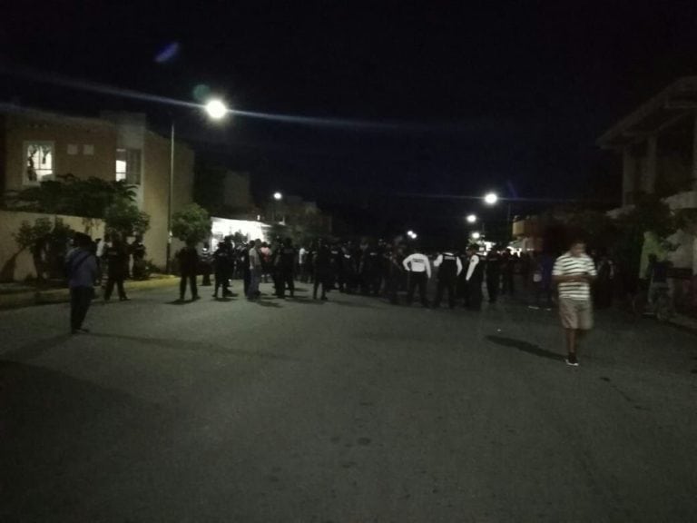 Protestan vecinos de Villas del Sol ante federales por la muerte de una persona