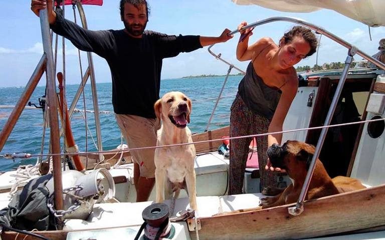 Perdidos en altamar; dos italianos y sus mascotas son rescatados en Mahahual