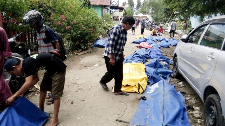 Suman 48 muertos por fuertes sismos y tsunami en Indonesia