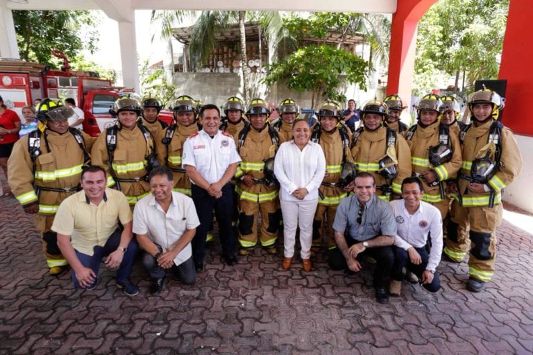 Reciben equipos especializados de protección, los bomberos de Solidaridad