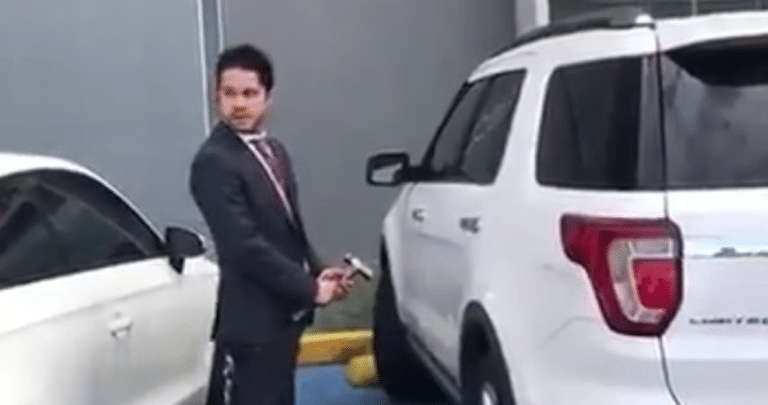 Rompen cristal de anciano presuntos guaruras de juez, “por estacionarse en su lugar”