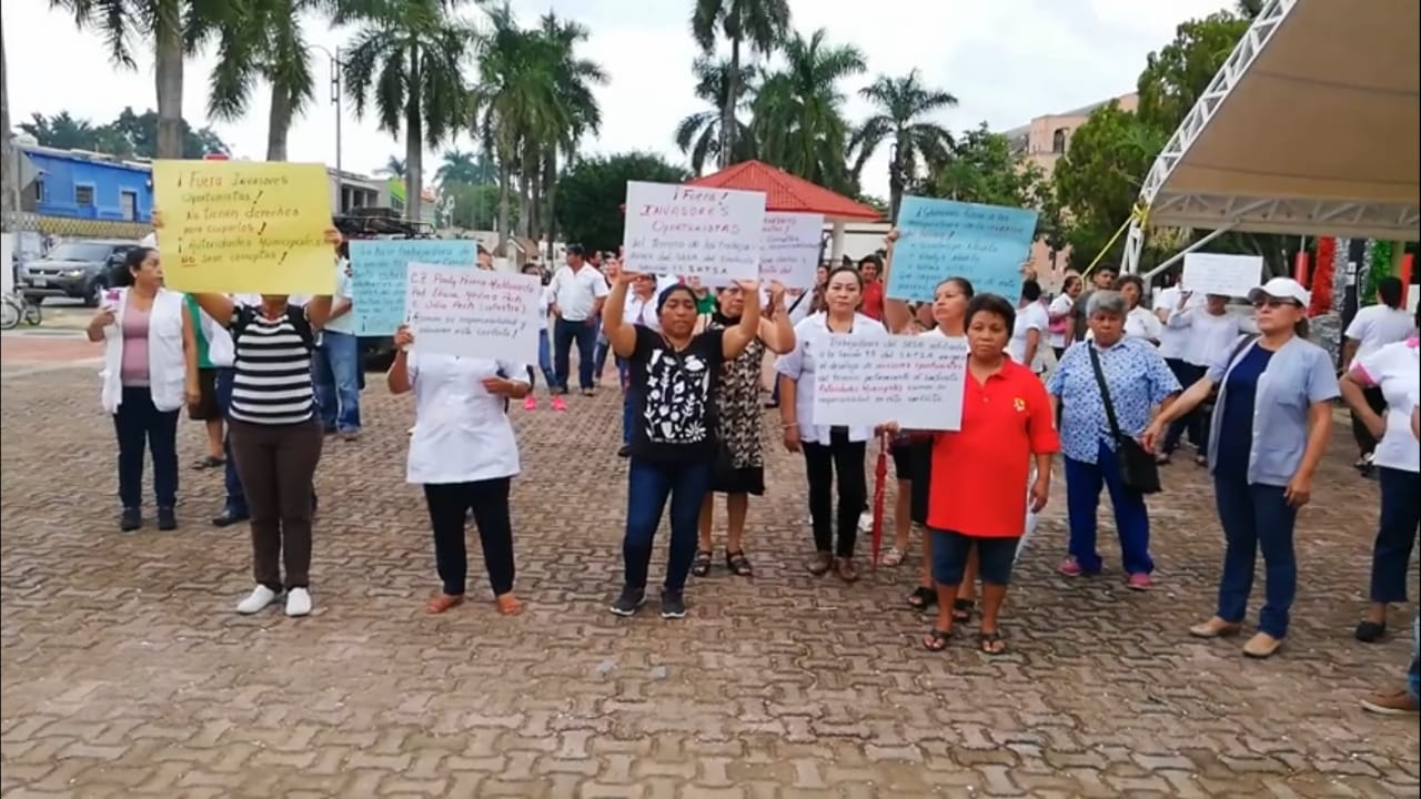 Protestan trabajadores de la salud invasión a su terreno