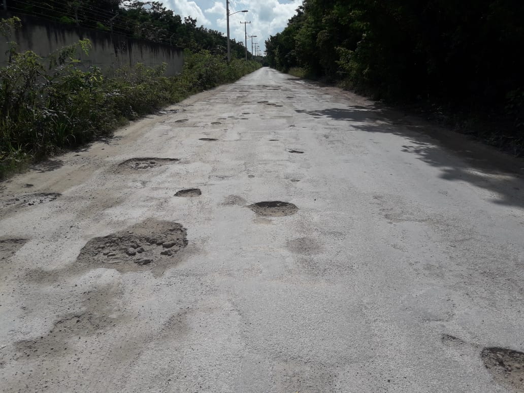 Piden apoyo por "cráteres de luna" en la única vía hacia "Las Fincas", Cozumel