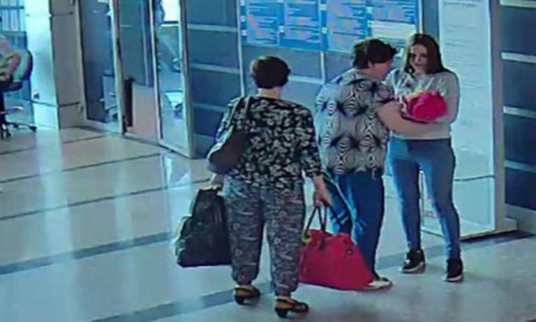 Video muestra cómo madre vende a su bebé por 900 pesos