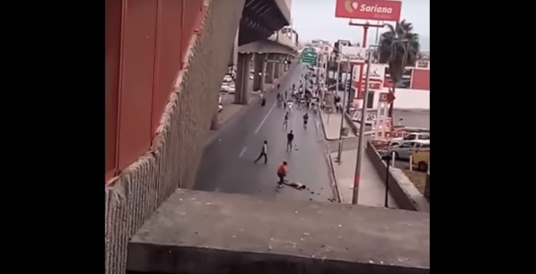 Pelean aficionados de Rayados y apuñalan a hincha de Tigres: video