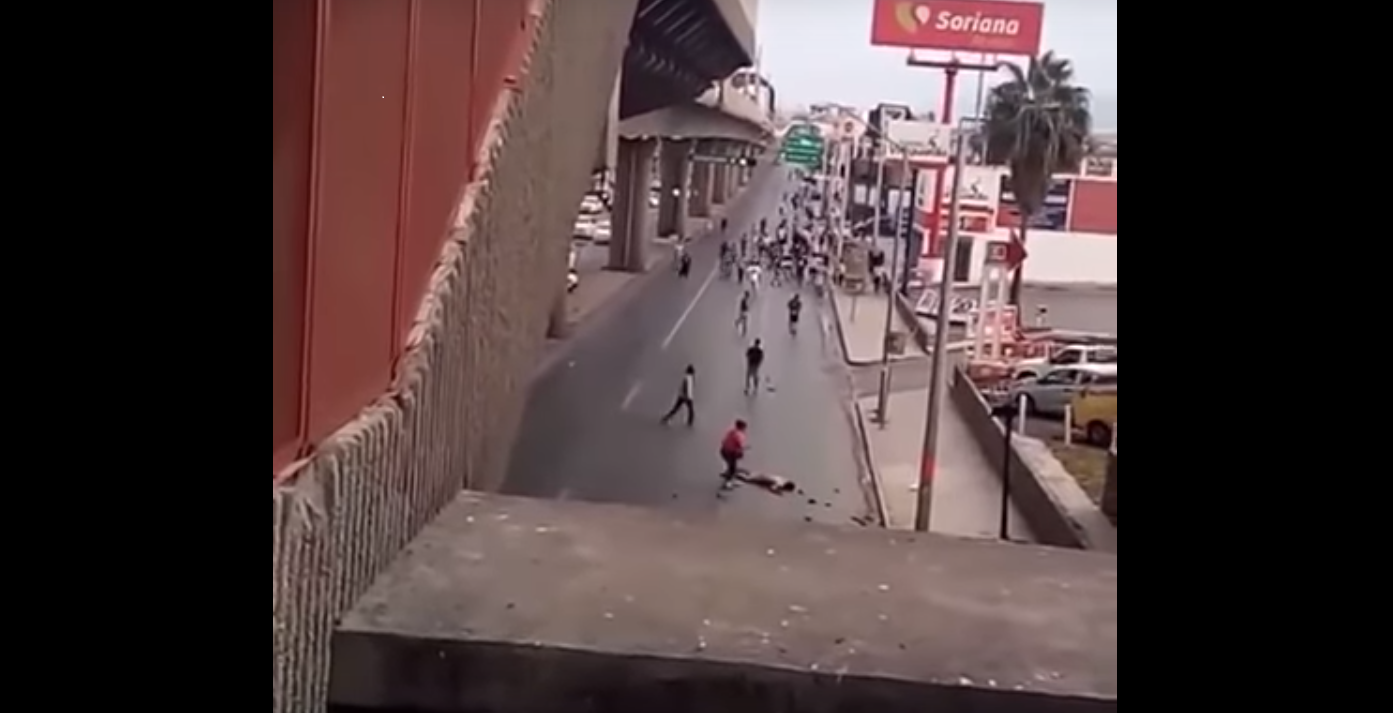 Pelean aficionados de Rayados y apuñalan a hincha de Tigres: video