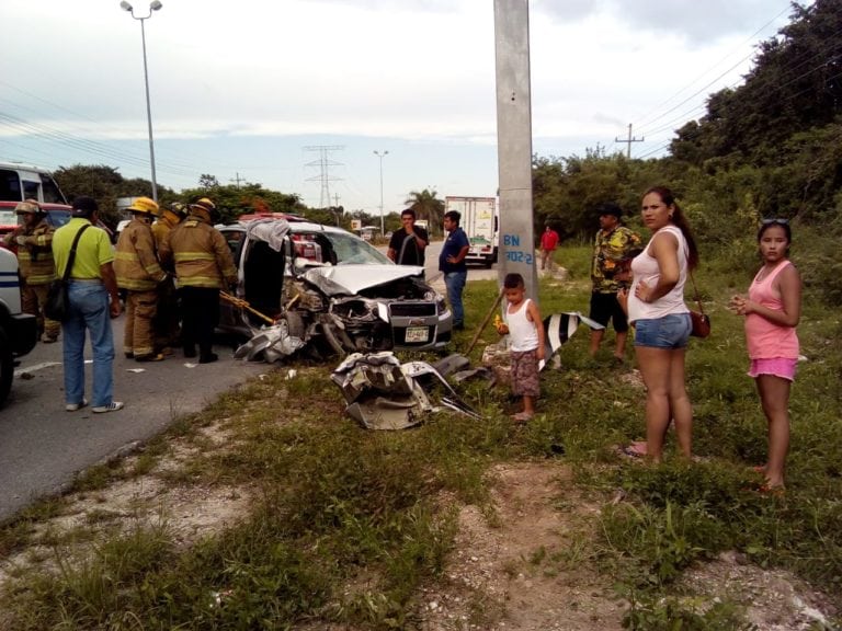 Mujer evita choque con auto pero su copiloto queda prensada