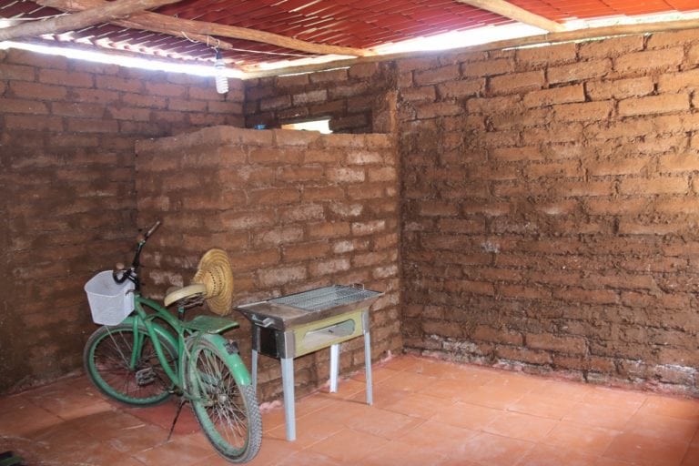 Casas de sargazo podrían ser opción de vivienda rural: Arellano Guillermo