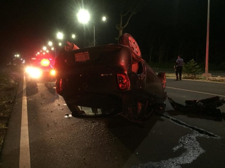 Vuelca su coche en avenida Lilis