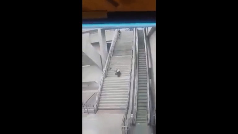 Video muestra cómo joven huye de policías pero cae de las escaleras