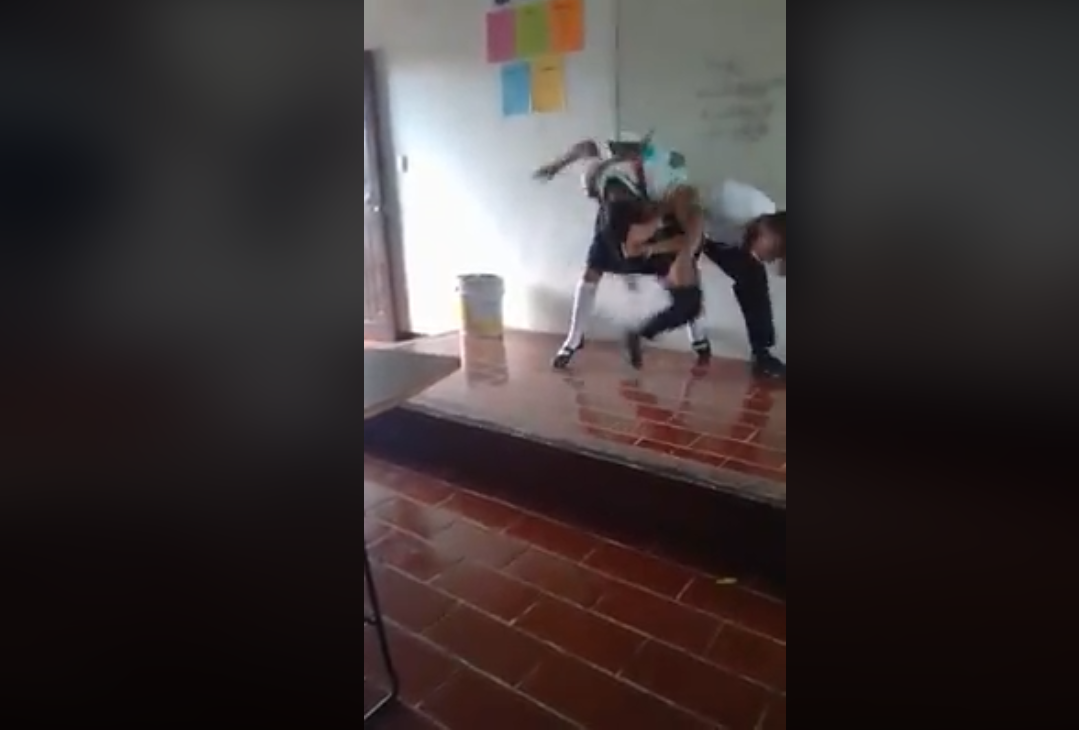 "Linchan" en redes sociales al alumno que golpea en un video a su compañera