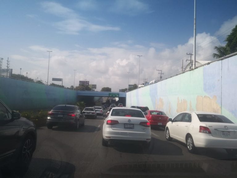 Tráfico: Embotellamiento en bulevar Colosio