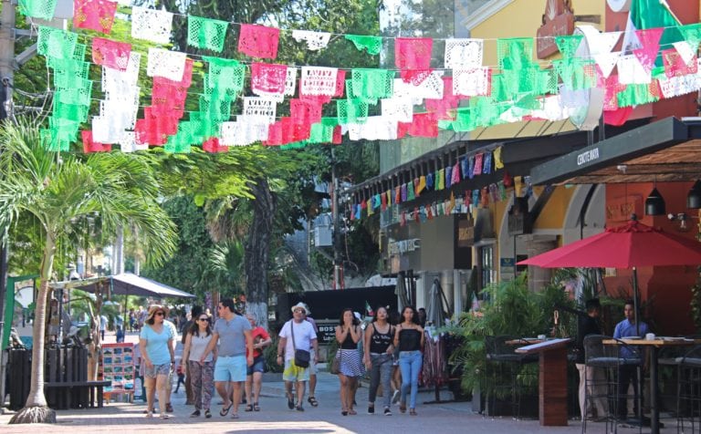 Playa del Carmen se viste de colores patrios
