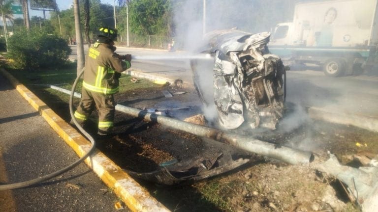 Estrella su coche frente al Moon Palace y salva la vida