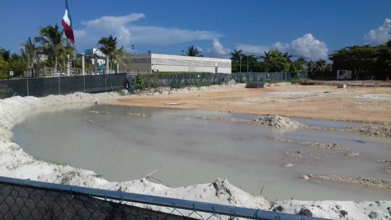 Otra vez escurre agua negra en playa Langosta
