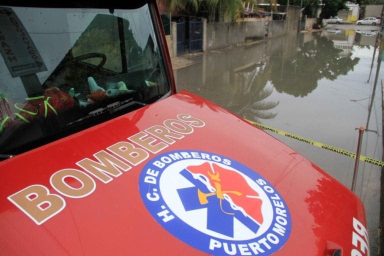 Puerto Morelos activa cuadrillas de limpieza ante fuertes lluvias