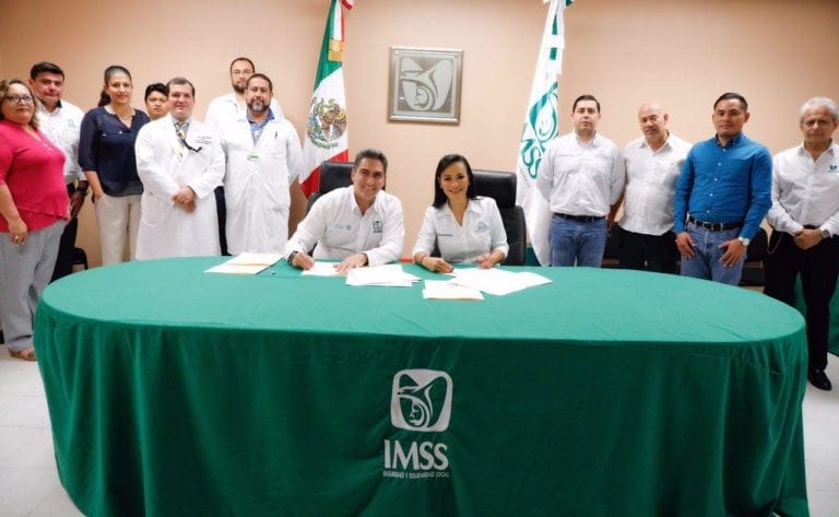 Firman Laura Fernández y el IMSS convenio para brindar seguridad social a trabajadores de Puerto Morelos