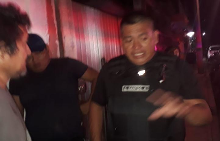 Prepotente policía salva a hermano de pagar daños de choque