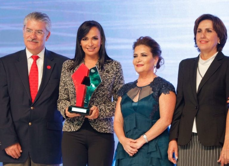 Recibe Laura Fernández premio por buenas prácticas en medio ambiente