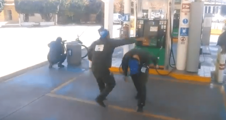 Video de empleados de gasolinera luchando se hace viral y los busca la AAA