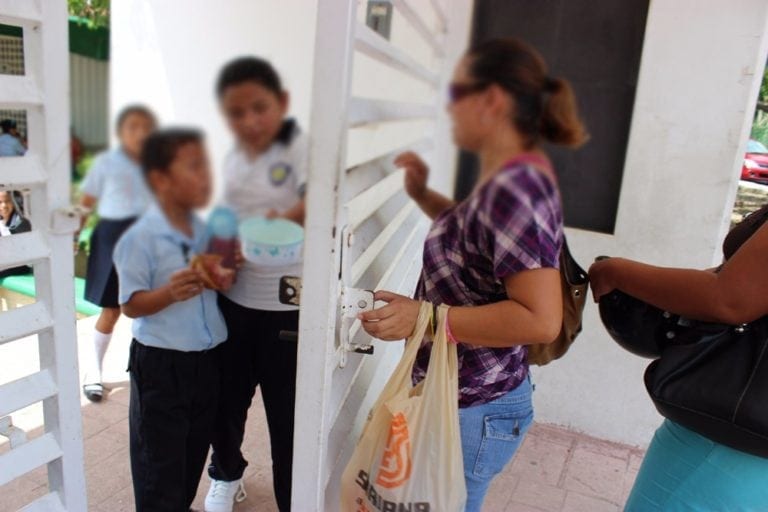 Obligan a alumnos a comprar en “tienditas” escolares