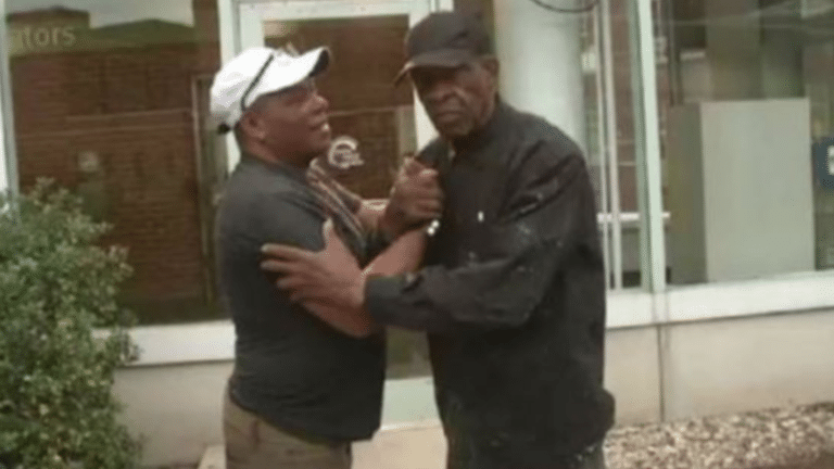 Tiene 99 años y camina 10 kilómetros diarios para ver a su esposa enferma