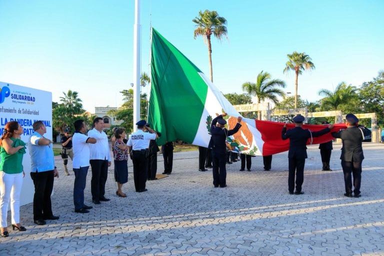 Marca izamiento de bandera el inicio del mes patrio en Solidaridad