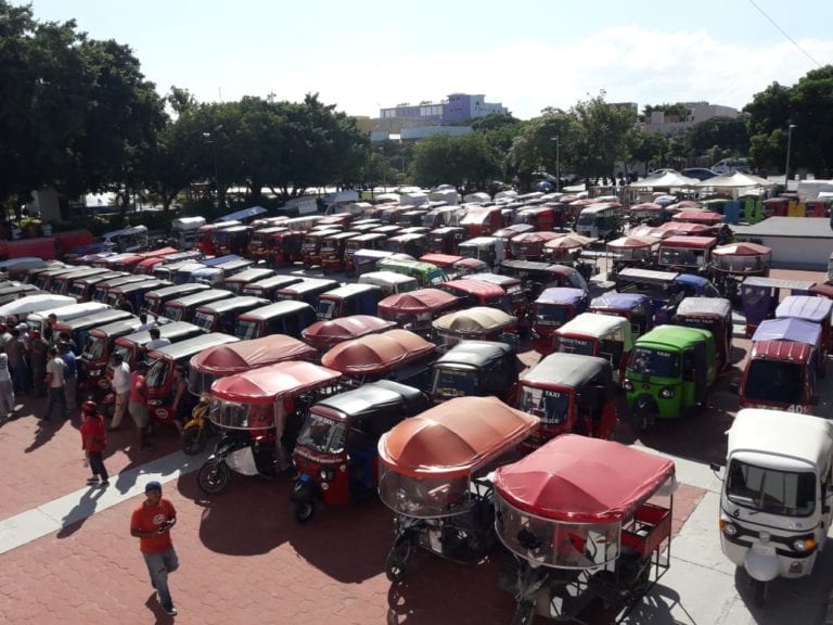 Mototaxistas de Cancún gritan “basta” de abusos de taxistas con caravana