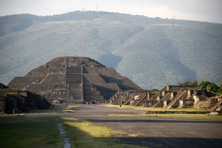 Hallan túnel y cámara bajo el teocalli de La Luna en Teotihuacan