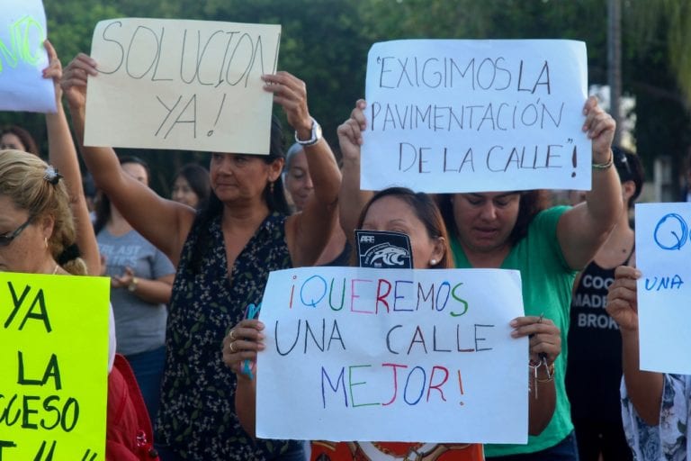 Bloquean calles padres de Escuela Britt por falta de pavimentación